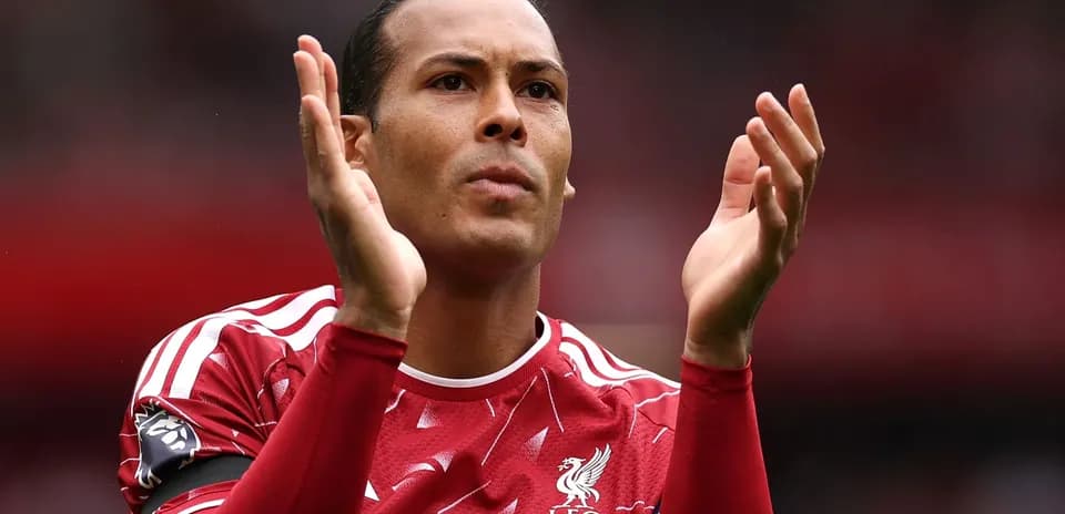 Jugador de Liverpool aplaudiendo en el campo