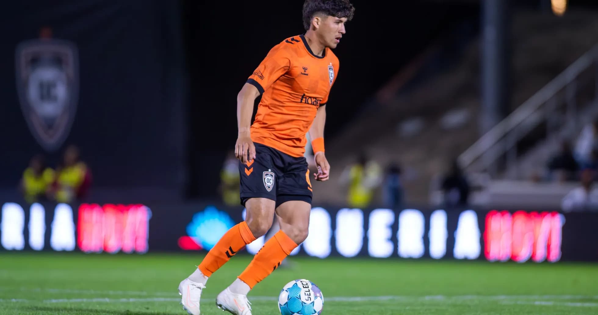 Jugador de Orange County SC en acción