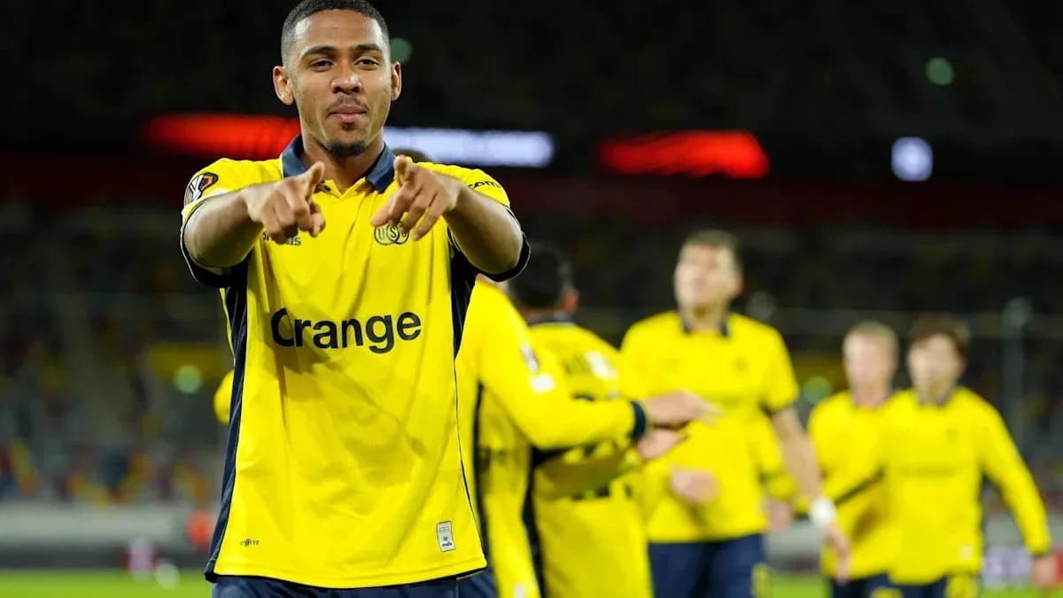 Jugador celebrando con compañeros en uniforme amarillo
