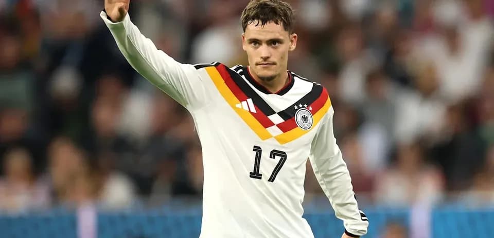 Jugador alemán señalando durante un partido