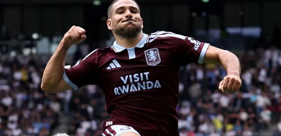 Jugador de Aston Villa celebrando un gol en partido