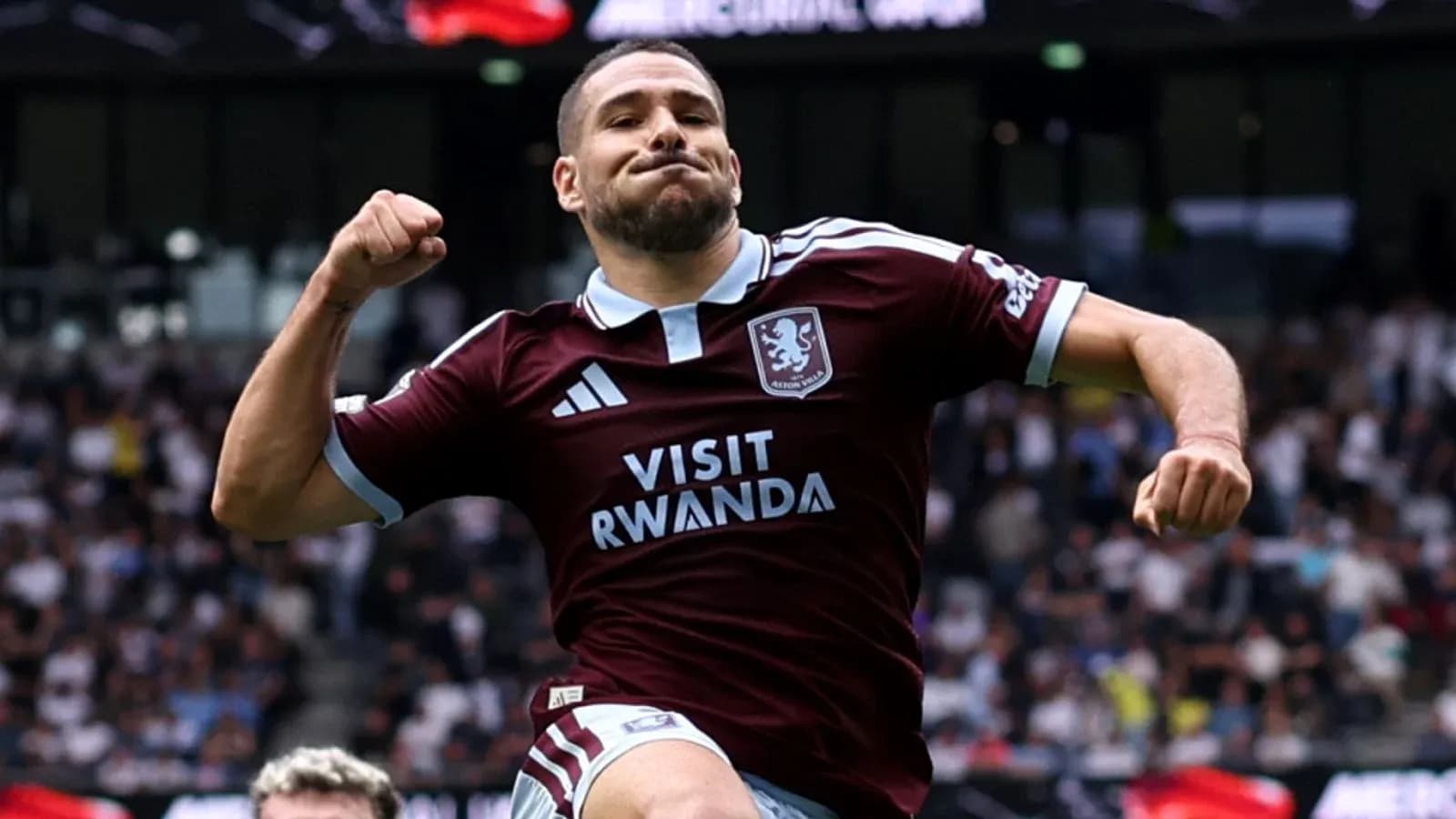 Jugador de Aston Villa celebrando un gol en partido