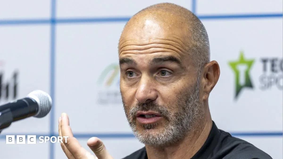 Entrenador hablando en una rueda de prensa