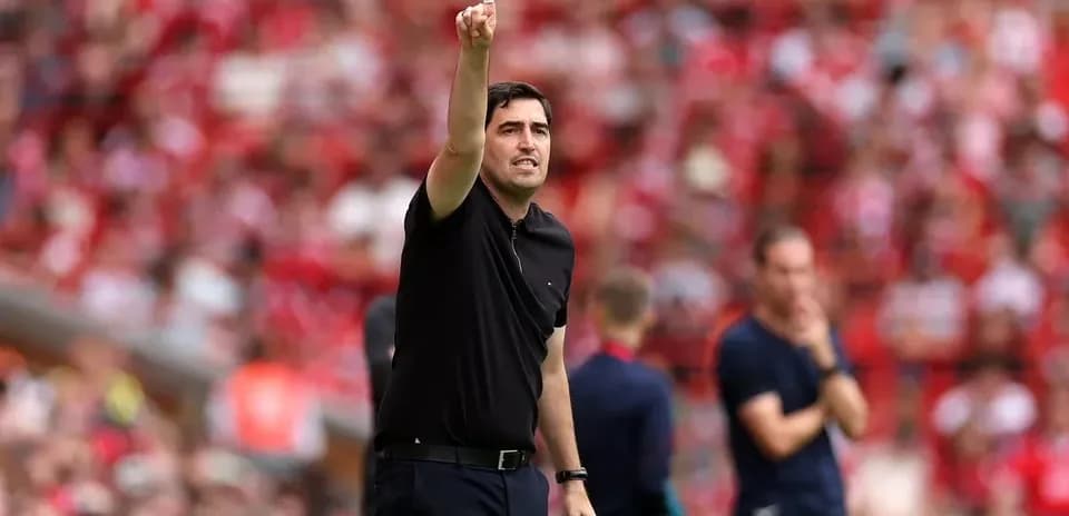 Entrenador señalando durante un partido en el estadio
