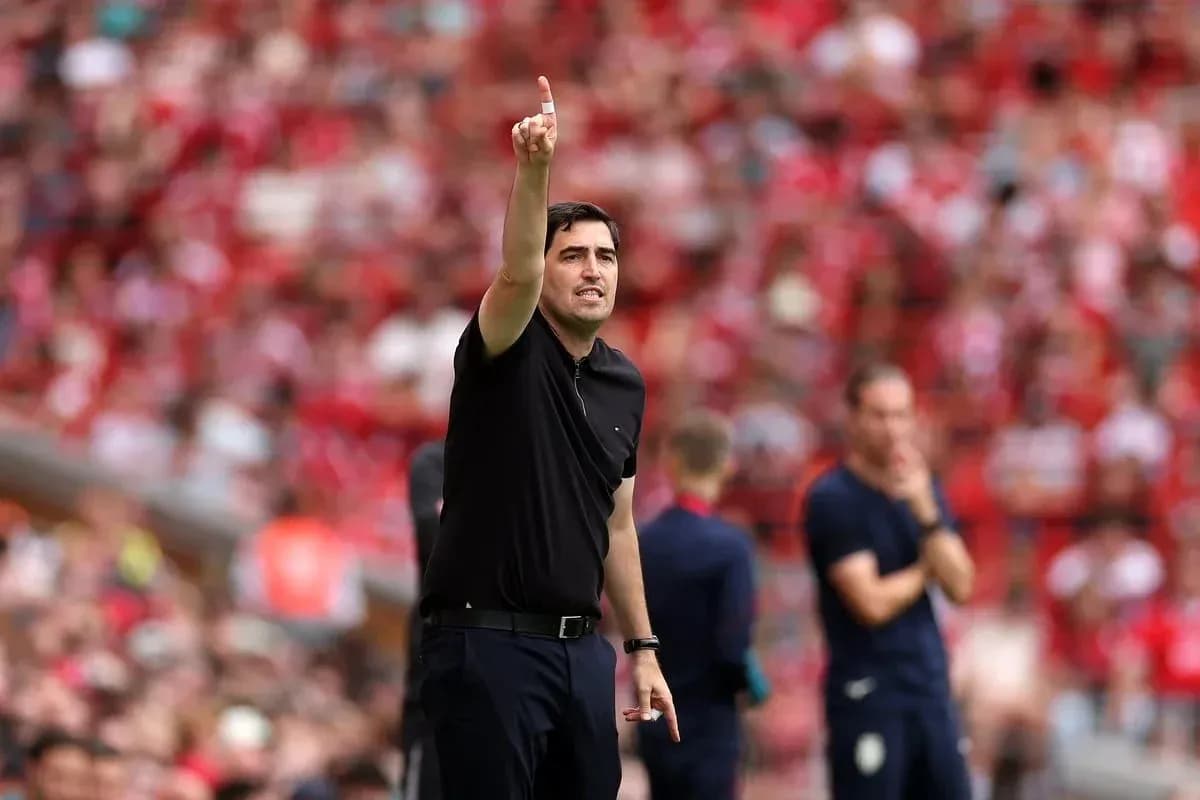 Entrenador señalando durante un partido en el estadio