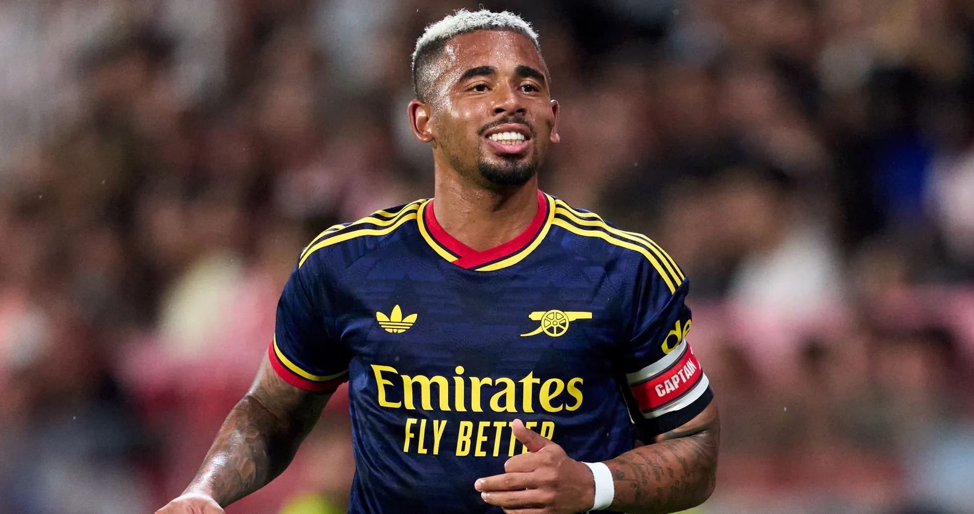 Jugador de Arsenal con camiseta de capitán en el campo