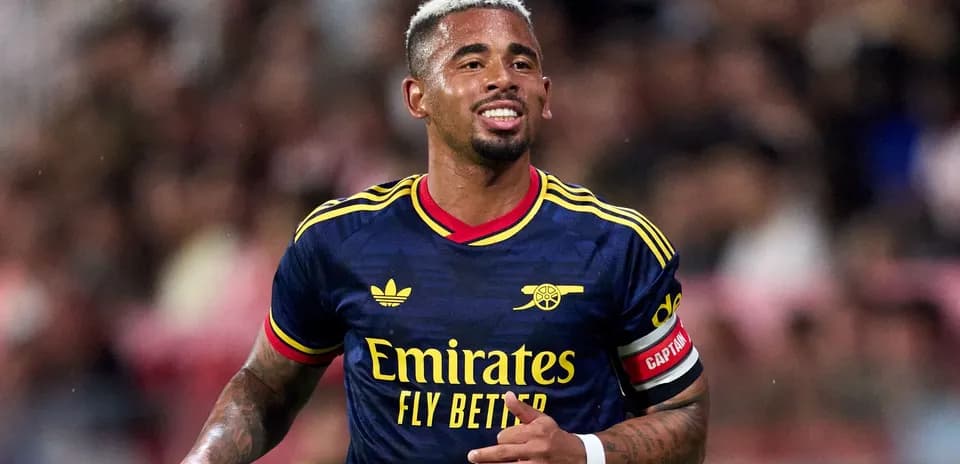 Jugador de Arsenal con camiseta de capitán en el campo