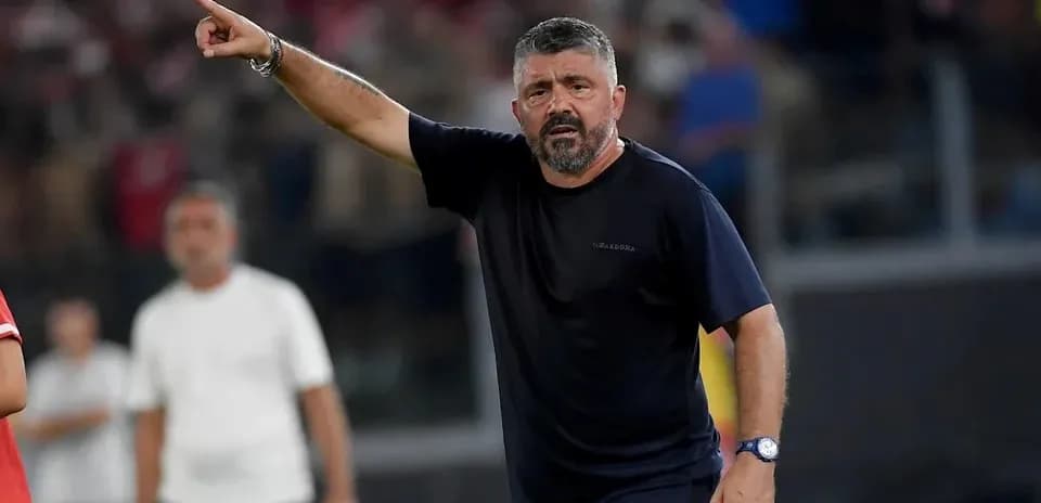 Entrenador dirigiendo a su equipo durante el partido