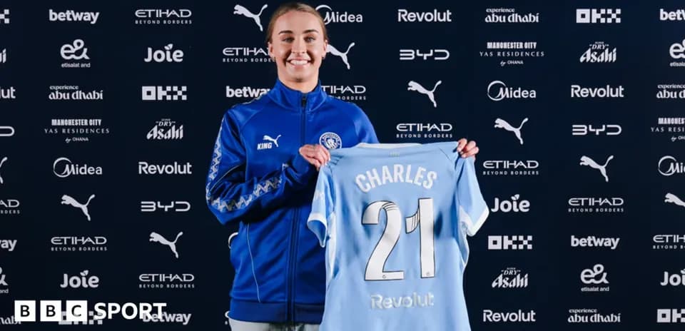 Jugadora sosteniendo camiseta en presentación oficial