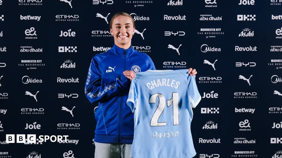 Jugadora sosteniendo camiseta en presentación oficial