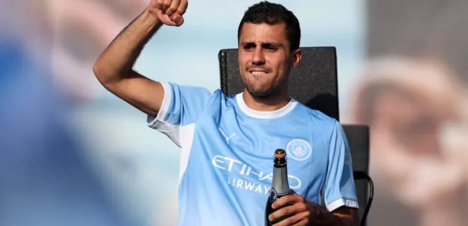 Jugador celebrando con botella de champán