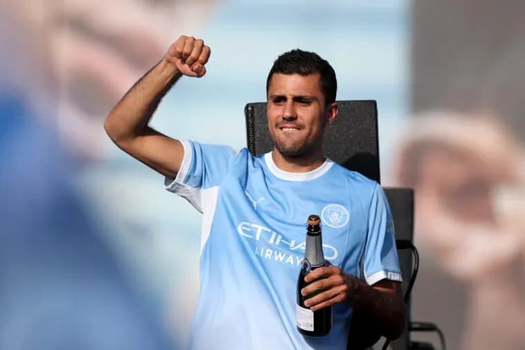 Jugador celebrando con botella de champán