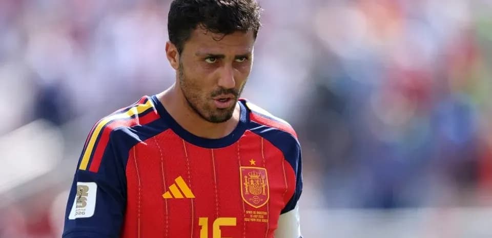 Jugador de España en partido, camiseta roja y azul