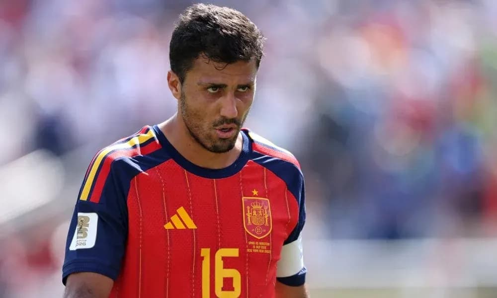 Jugador de España en partido, camiseta roja y azul