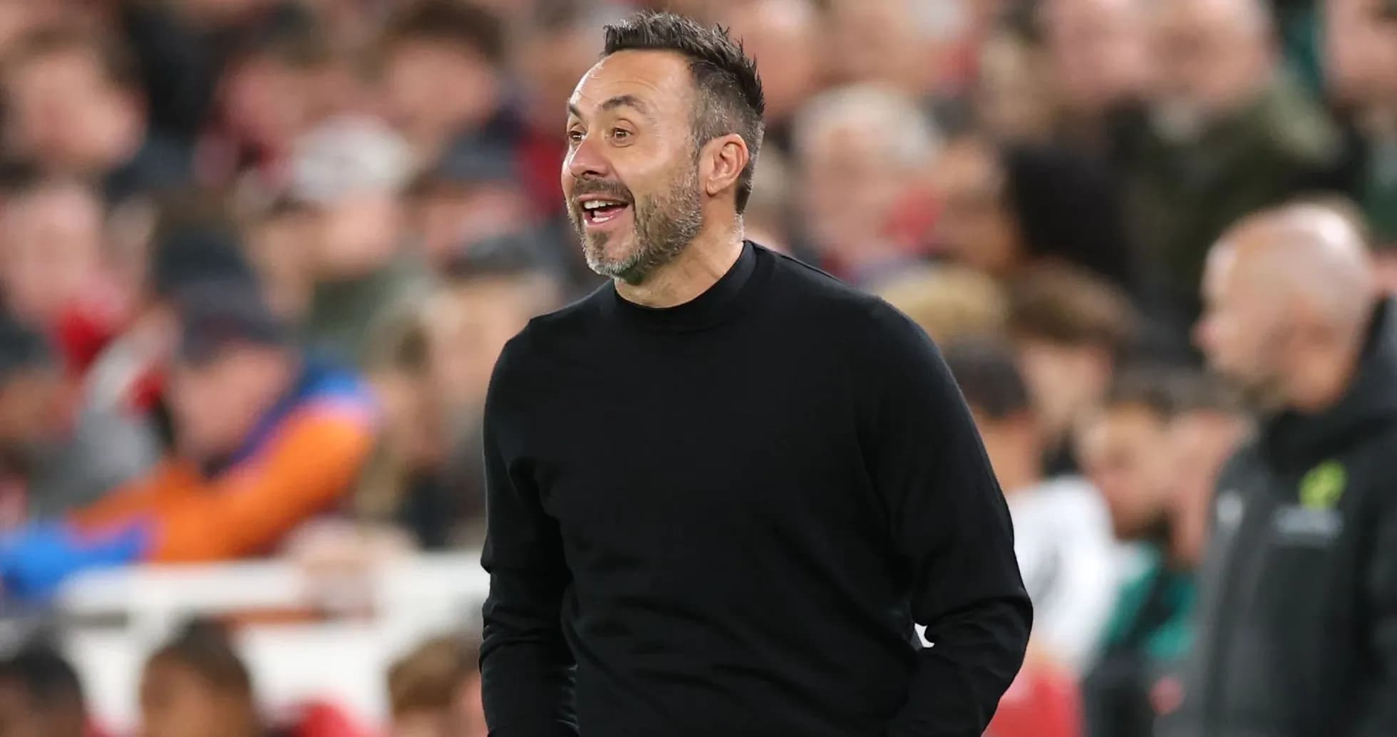 Entrenador dirigiendo a su equipo durante el partido