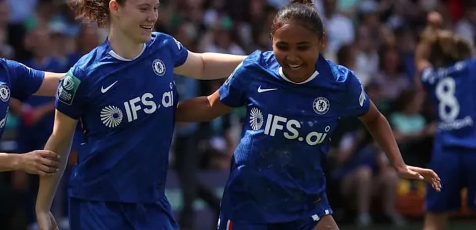 Jugadoras de Chelsea celebrando un gol en el partido