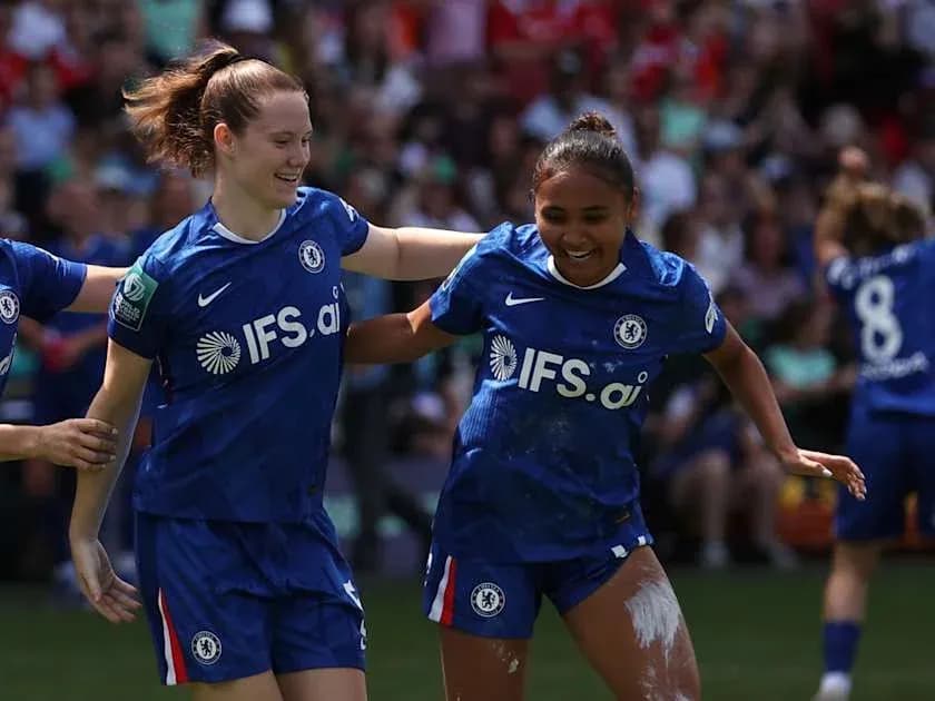 Jugadoras de Chelsea celebrando un gol en el partido