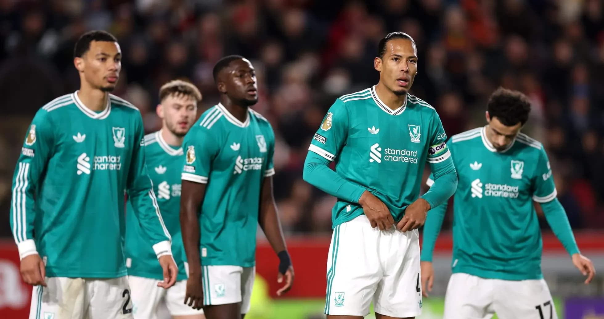 Jugadores de Liverpool en partido contra Brentford
