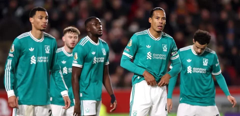 Jugadores de Liverpool en partido contra Brentford