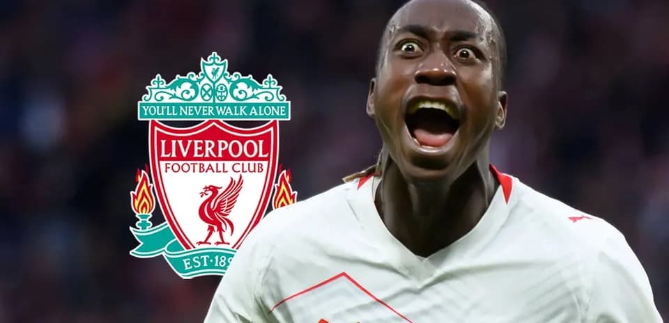 Jugador celebrando con logo de Liverpool de fondo