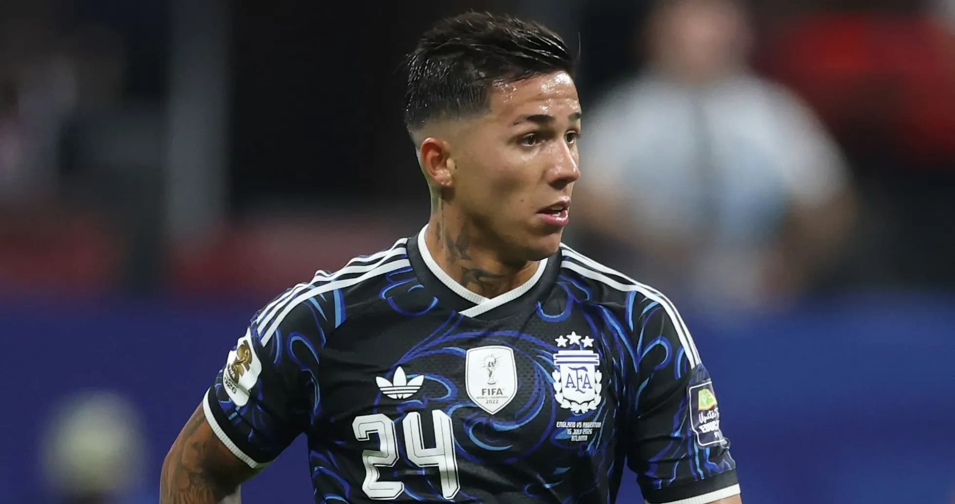 Jugador de Argentina con camiseta negra en el campo