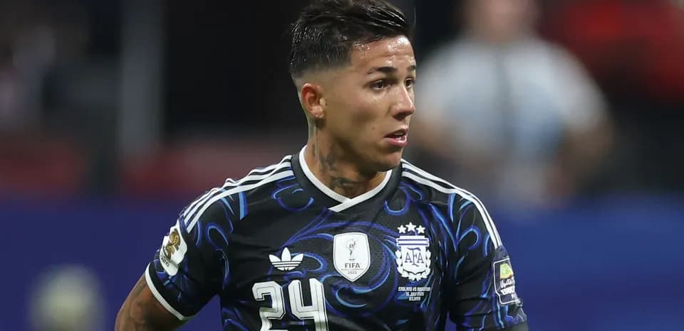 Jugador de Argentina con camiseta negra en el campo
