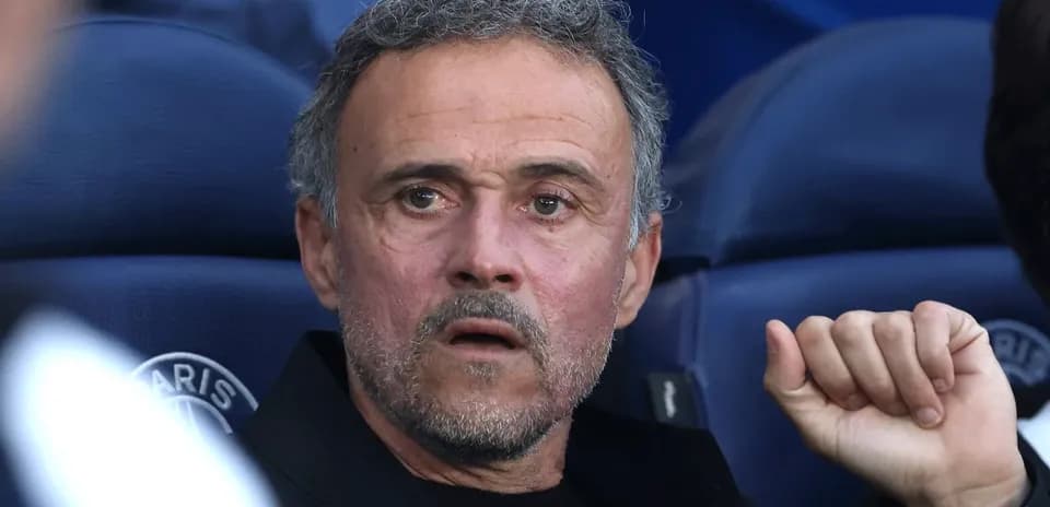 Entrenador observando el partido desde el banquillo