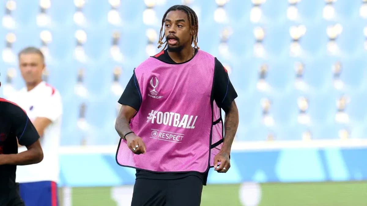 Jugador entrenando con chaleco en el campo