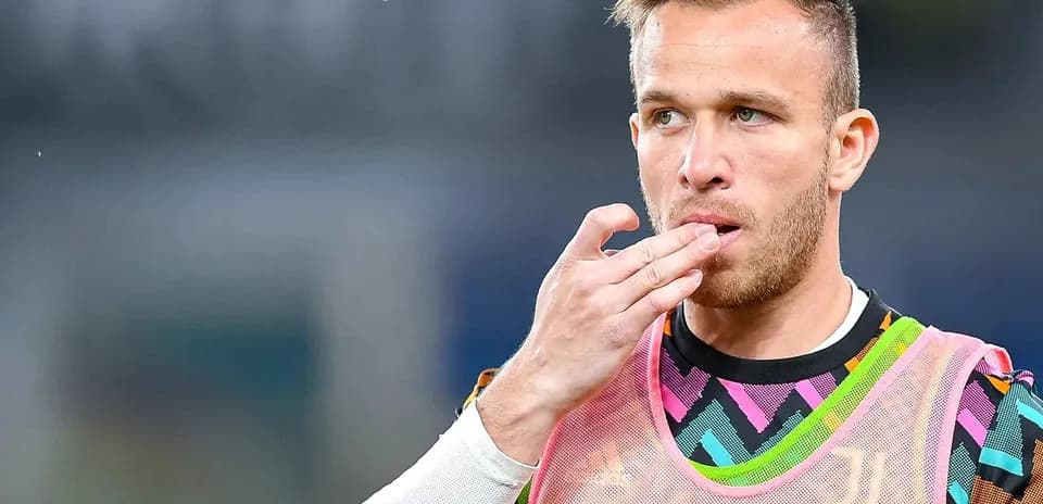 Jugador de Juventus tocándose la boca durante calentamiento