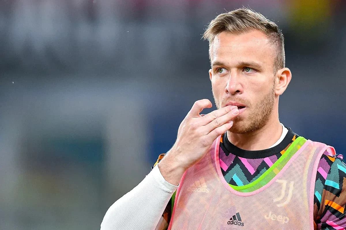 Jugador de Juventus tocándose la boca durante calentamiento