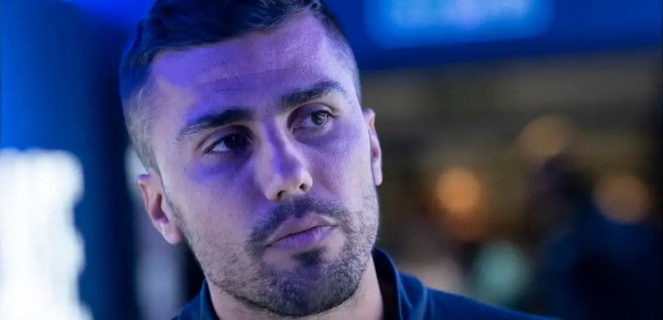 Jugador durante evento con luces azules de fondo
