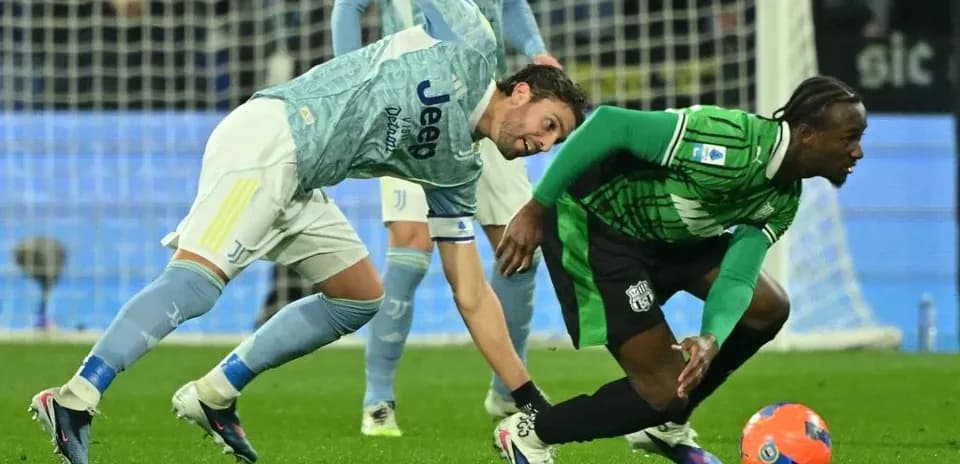 Jugadores de Sassuolo y Juventus en acción