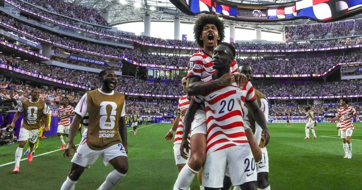 Jugadores de Estados Unidos celebrando un gol en el Mundial