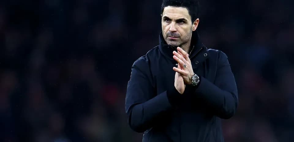 Entrenador aplaudiendo en el campo de fútbol