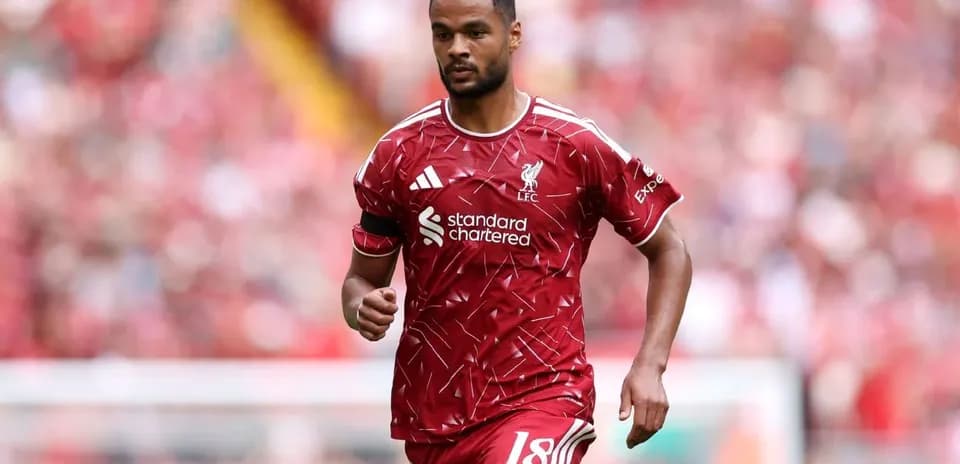 Jugador de Liverpool caminando en el campo