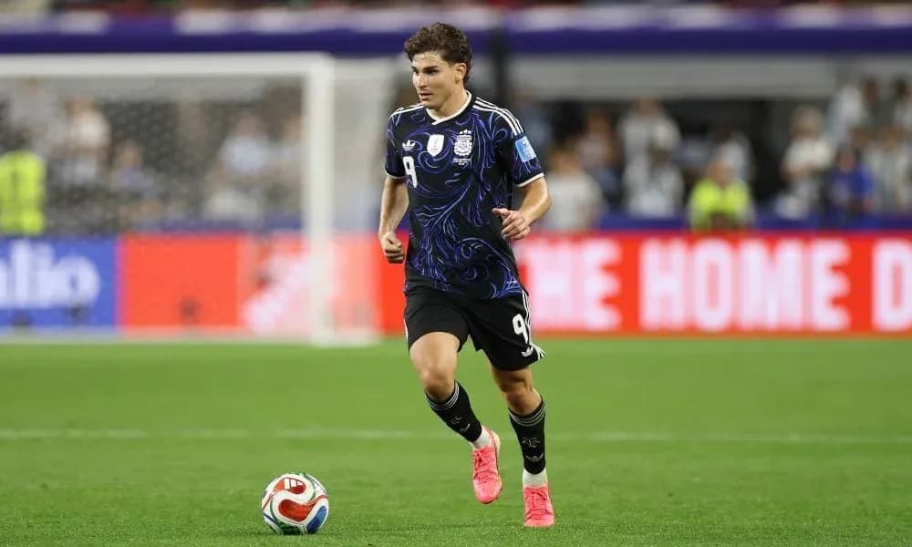 Jugador de Argentina corriendo con balón en el campo
