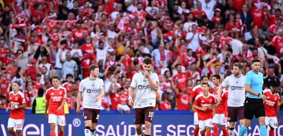 Jugadores de Heart Of Midlothian en partido contra Benfica
