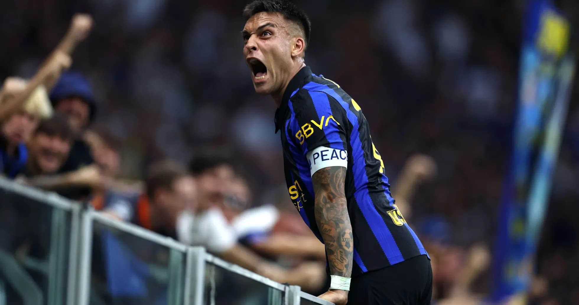Lautaro Martínez celebra con los aficionados