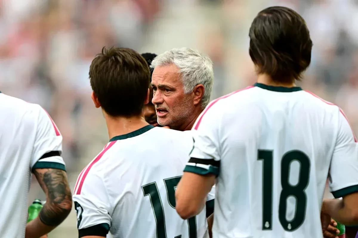 Entrenador hablando con jugadores durante el partido