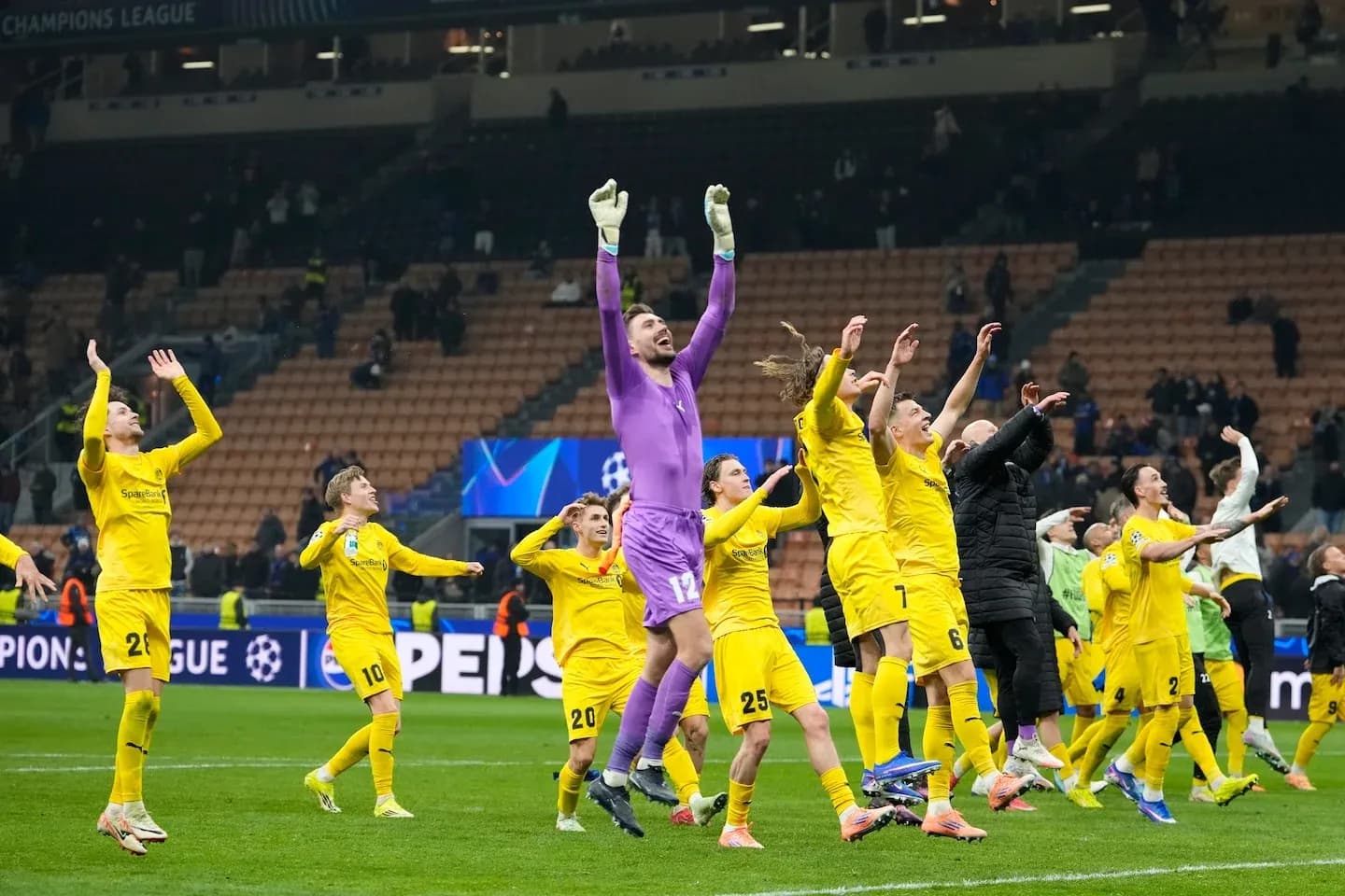Jugadores de Bodo/Glimt celebrando en el campo