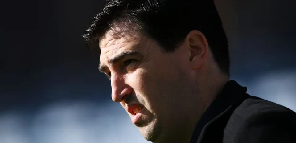 Entrenador observando el partido desde la banda