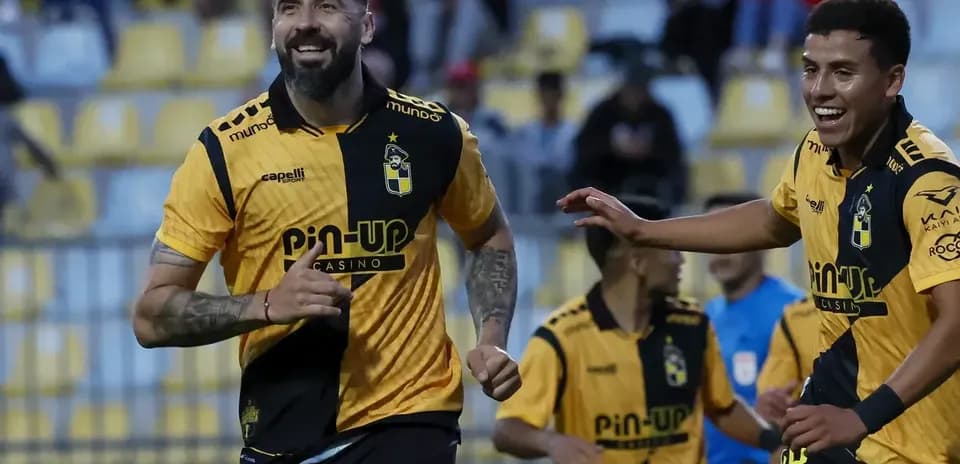 Jugadores celebrando un gol en el partido