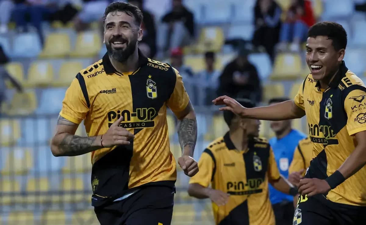 Jugadores celebrando un gol en el partido