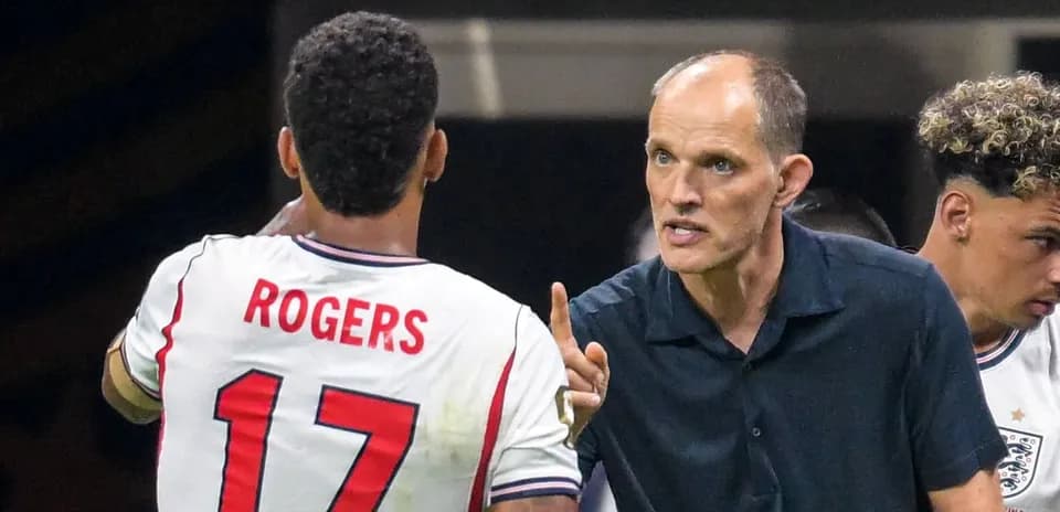 Entrenador hablando con jugador durante el partido