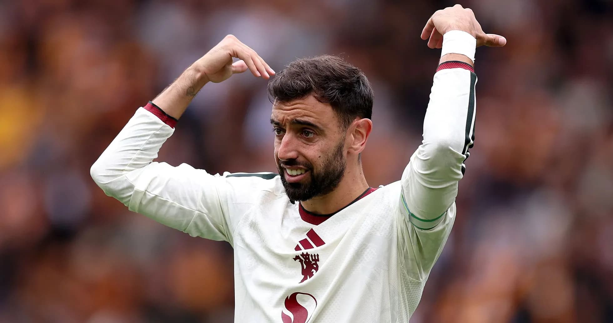 Jugador señalando durante un partido de fútbol