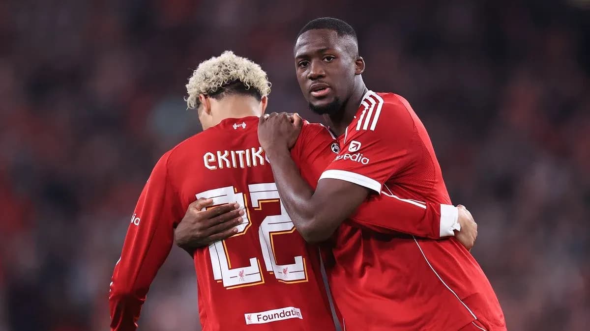 Jugadores abrazándose en uniforme rojo durante el partido