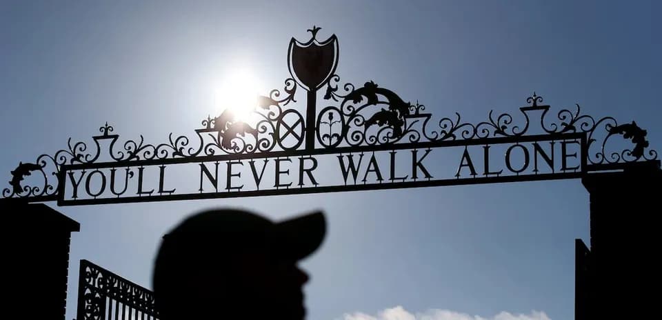 Cartel 'You'll Never Walk Alone' en Anfield