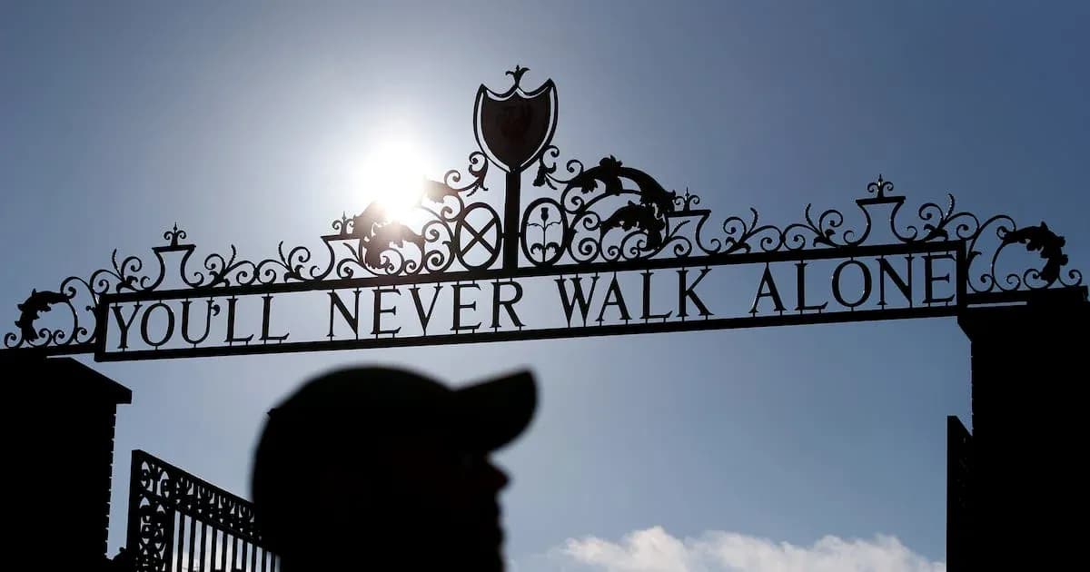 Cartel 'You'll Never Walk Alone' en Anfield