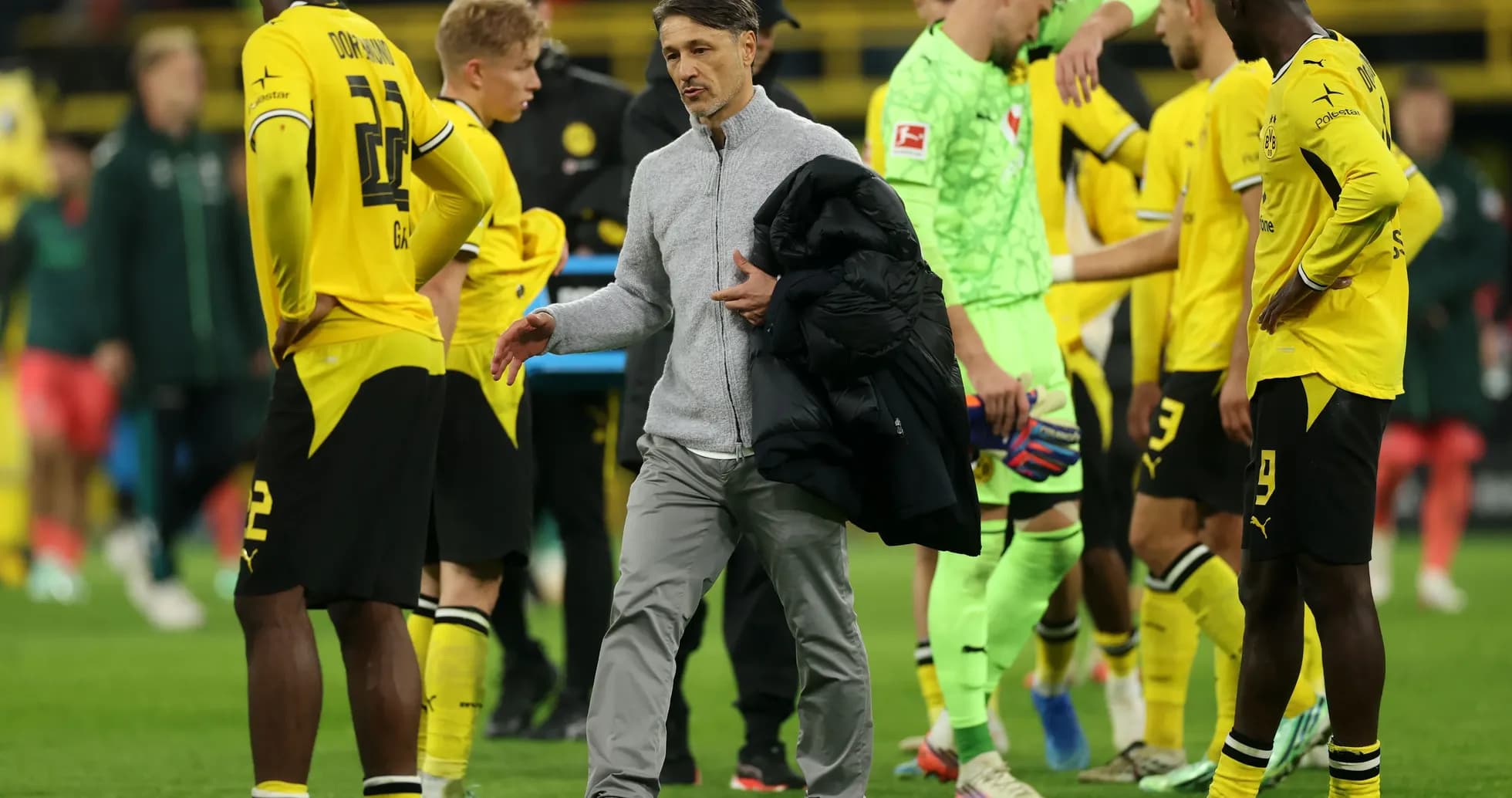 Entrenador hablando con jugadores tras el partido
