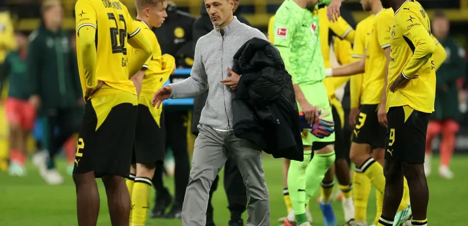 Entrenador hablando con jugadores tras el partido